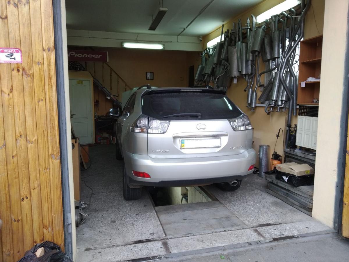 LEXUS RX 350 Видалили каталізатори встановили пламягаситель і програмно відключили лямда зонди. Вартість роботи 200 $