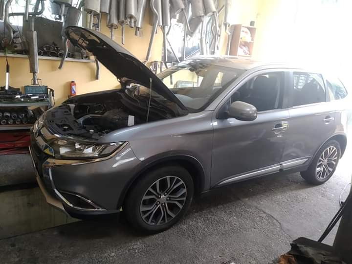 видалили каталізатори встановили пламя-гасители і електроні емулятори для коректної роботи двигуна